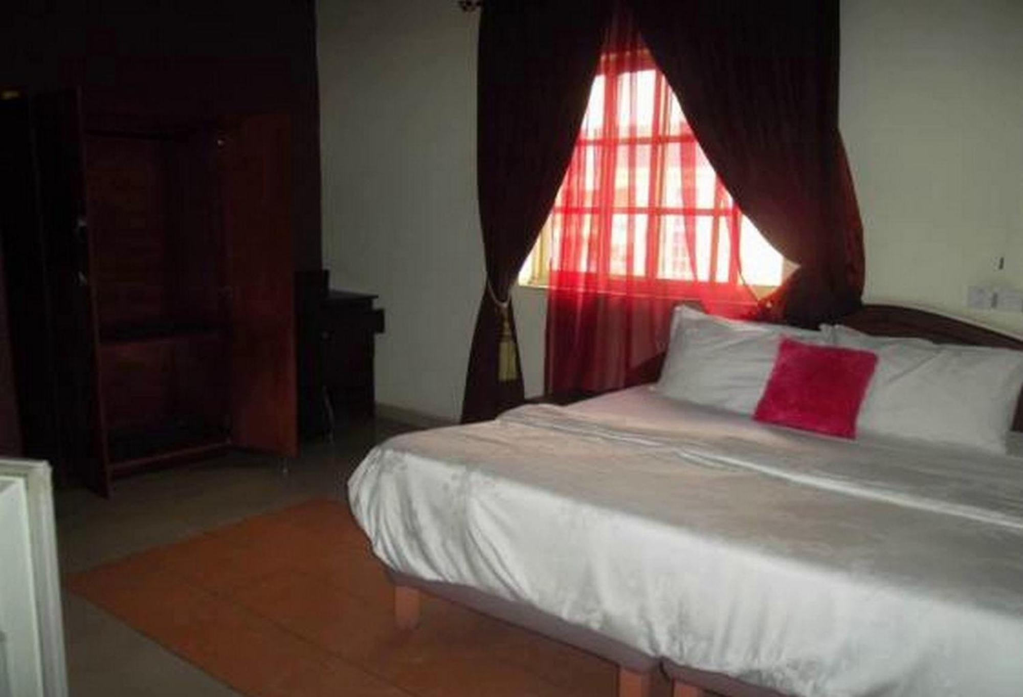 Room In Lodge - Clen-Phil Hotels And Suite 哈科特港 外观 照片