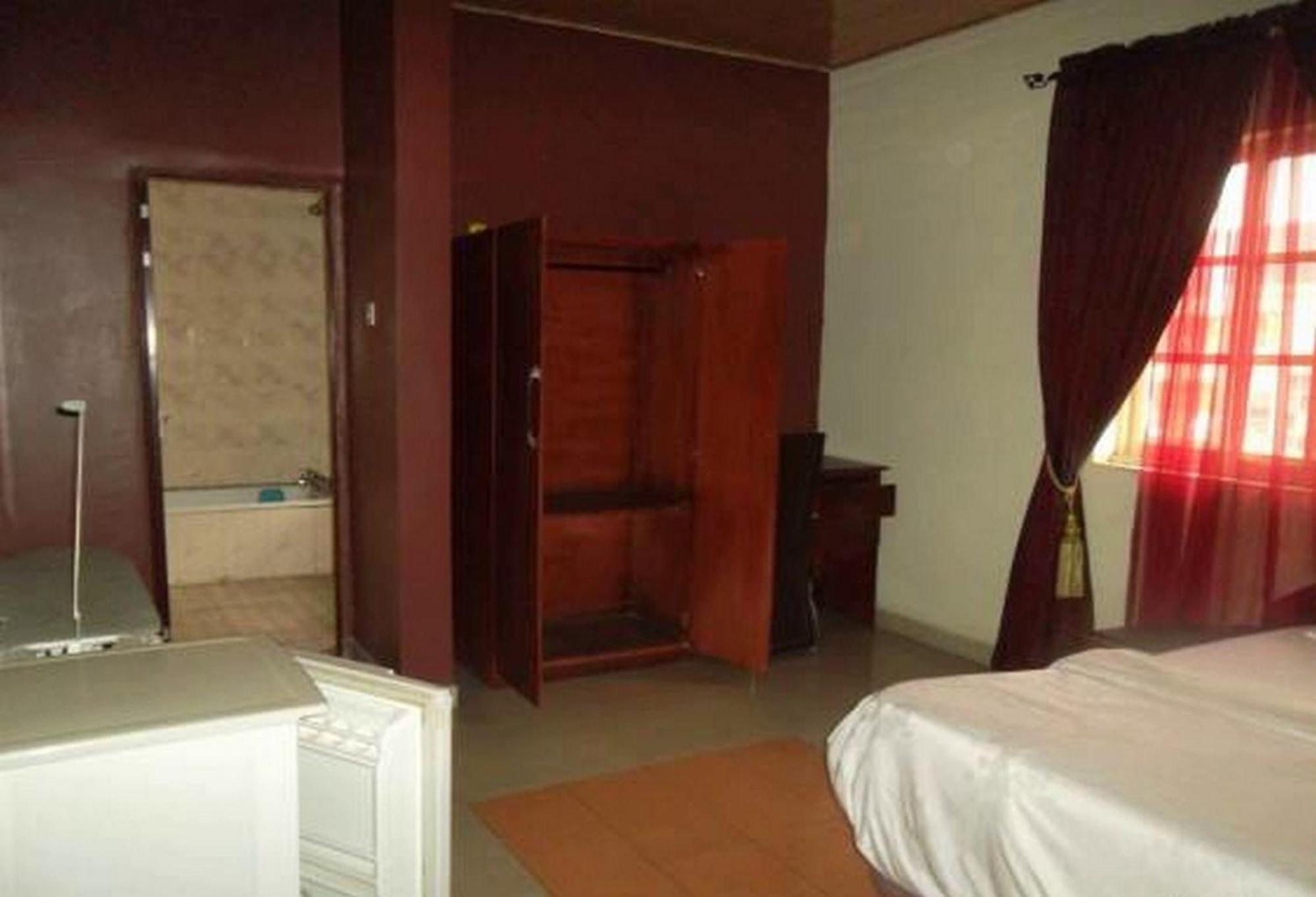 Room In Lodge - Clen-Phil Hotels And Suite 哈科特港 外观 照片